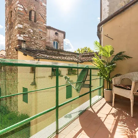 Historic Apt In The Center Of With Balcony Διαμέρισμα Λούκα