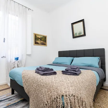 Historic Apt In The Center Of With Balcony Lucca