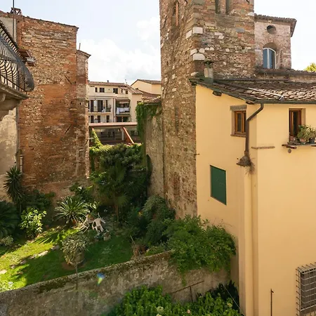Appartamento Historic Apt In The Center Of With Balcony