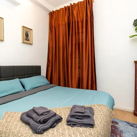 Historic Apt In The Center Of With Balcony